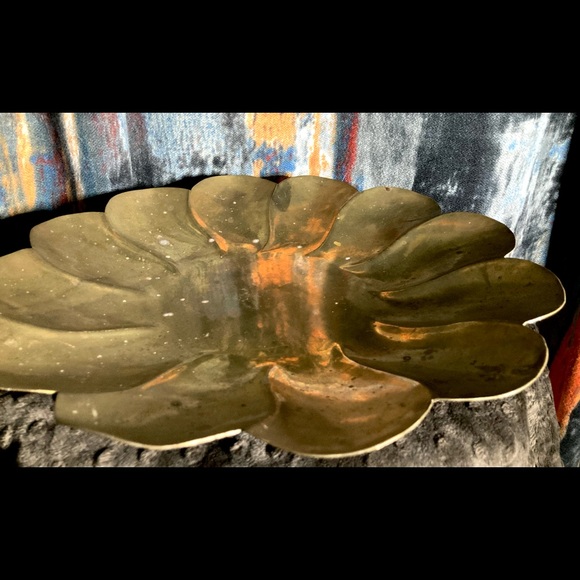 Large Vintage Brass Flower Shaped Charger | Tray Platter | Antiqued Patina - Picture 5 of 12